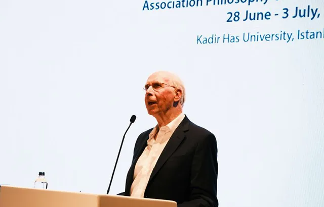 Roger Cotterrell speaking at the Plenary in Istanbul, Türkiye.