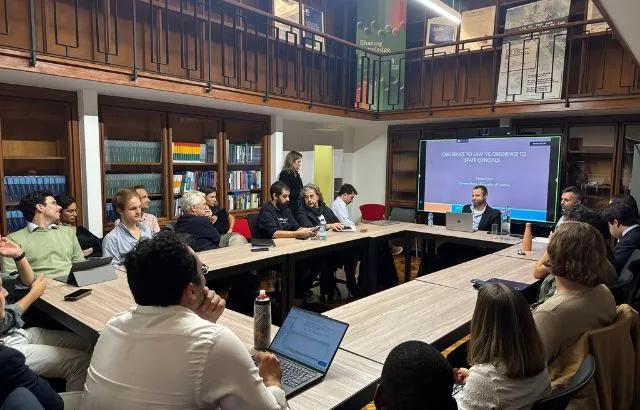 Dr Noam Gur speaking to students at a workshop.