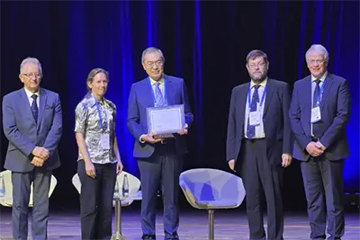 Professor Yang Hao with prize