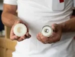 The new implant (to the right) consists of a small ball encased in a larger ball, which gives better stability. Photo: Sandra Gunnarsson