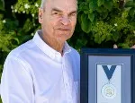 Professor David Williams holding the IADR Gold Medal Award