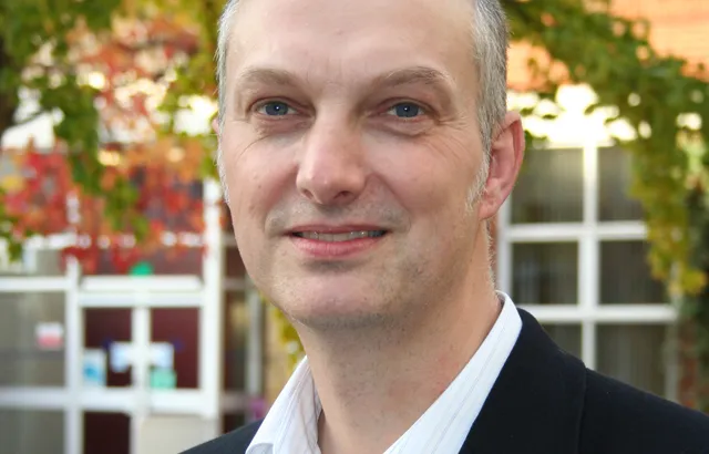 Dr Simon Lewis