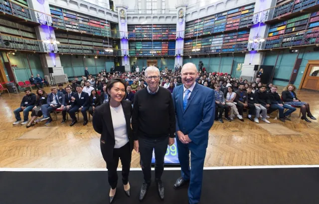 Image of Bill Gates, Colin Bailey and Chie Adachi in front of students