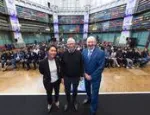 Image of Bill Gates, Colin Bailey and Chie Adachi in front of students