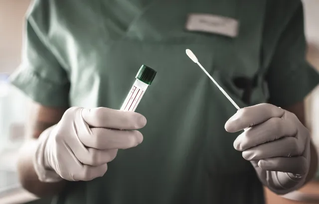 Nurse holds swab for coronavirus test. Credit: sonreir es gratis/iStock.com