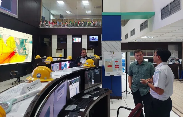 Professor John visits the Indonesian Bureau of Meteorology, Climate and Geophysics (BMKG)’s centre for Earthquakes and Tsunami early warnings to discuss research related to incorporating AI in modeling. This is an example of an application where AI could make a difference between life, and death. Photo credit: Ali Azimi, BMKG