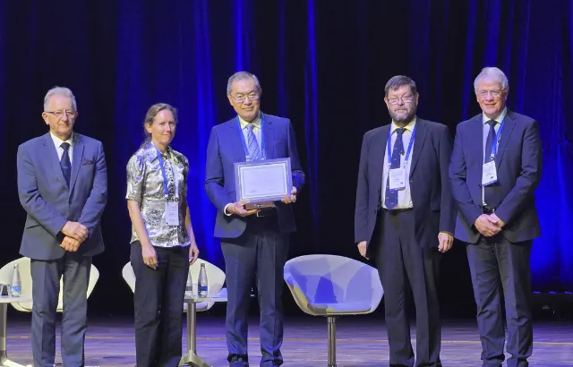 Professor Hao receives the Booker Gold Medal