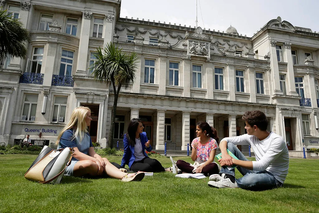 Students sitting outside Queen