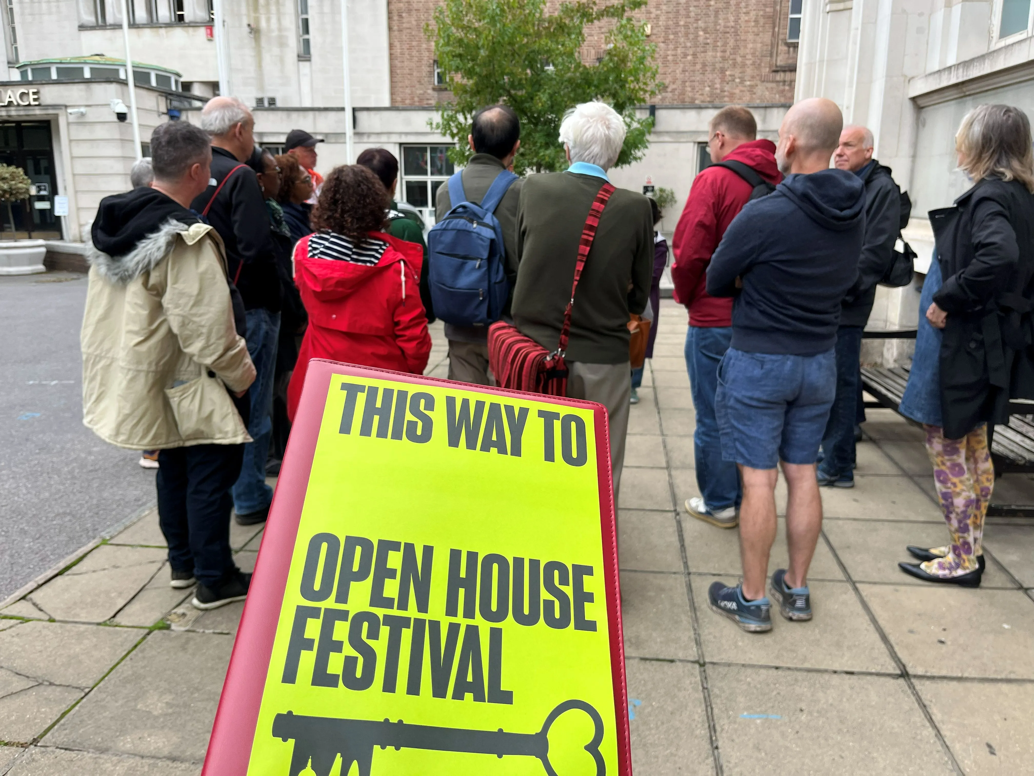 A sign saying 'This Way to Open House Festival'