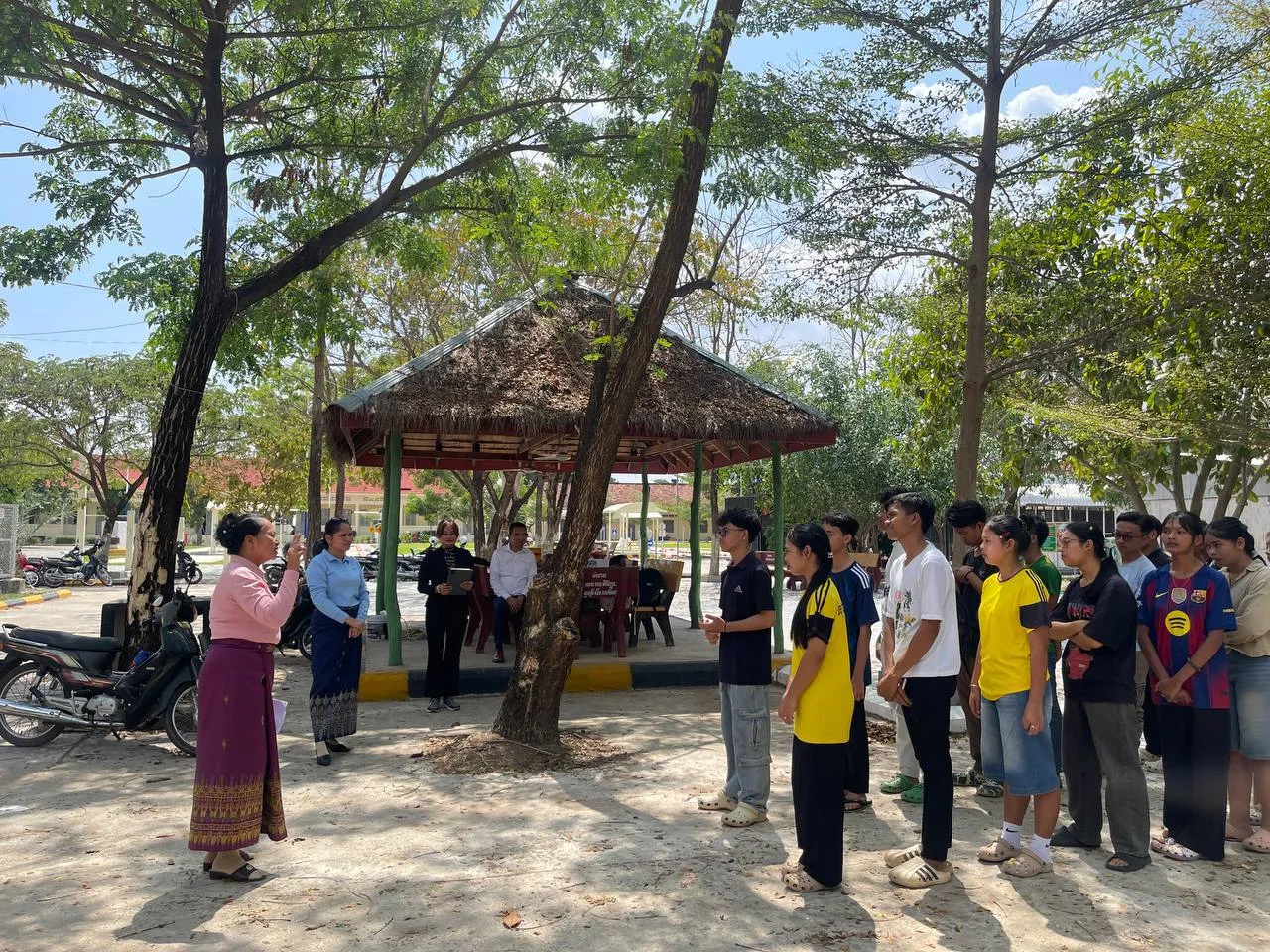 Krong Kampong Chhnang High School - Teachers guided students to play jumping-rope activities