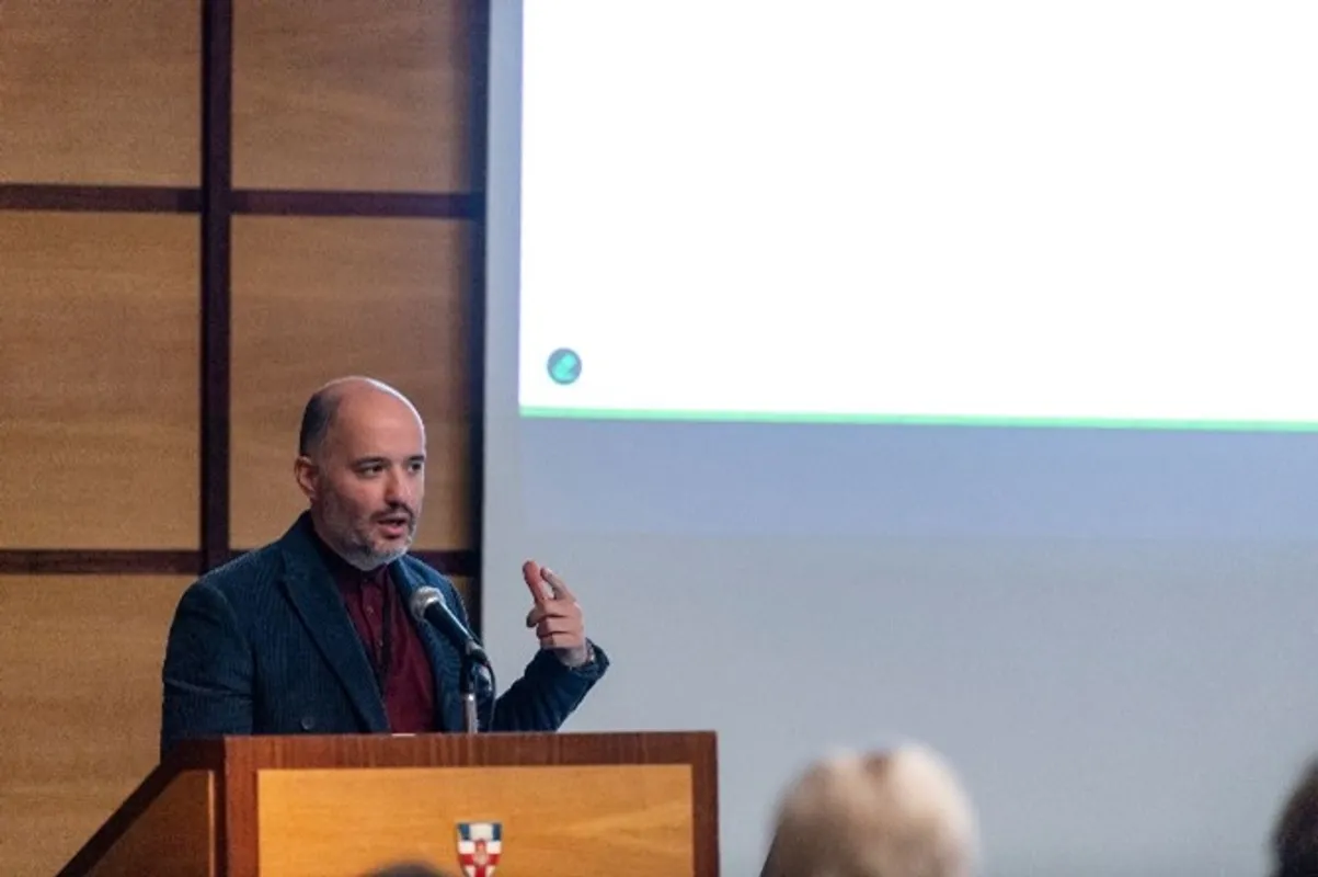 Jorge Freire presenting at conference